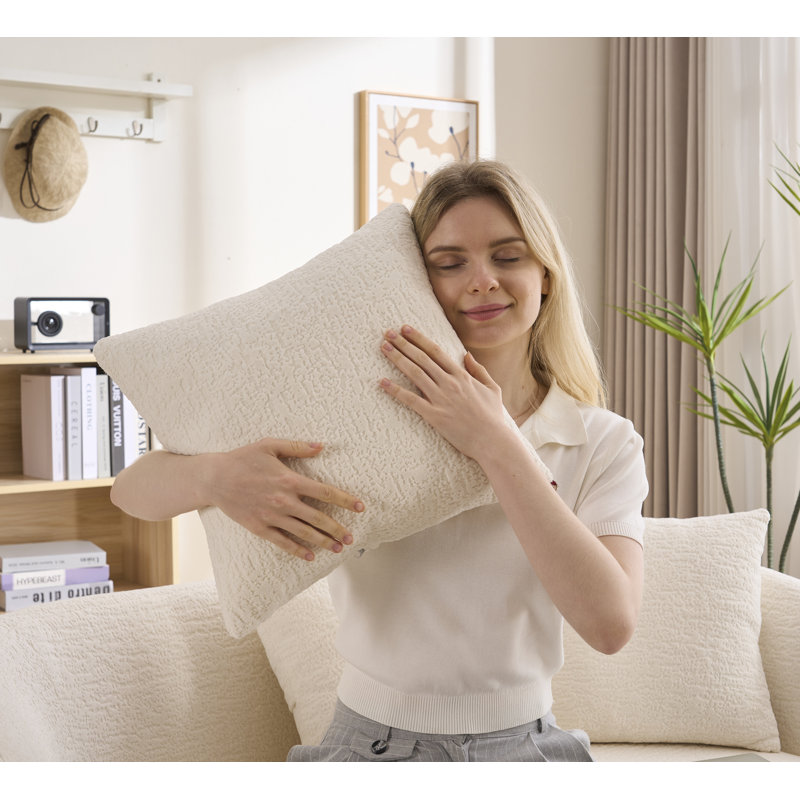 Canapé incurvé moderne sans dossier avec dossier amélioré et revêtement en chenille pour une assise confortable dans des espaces compacts.
