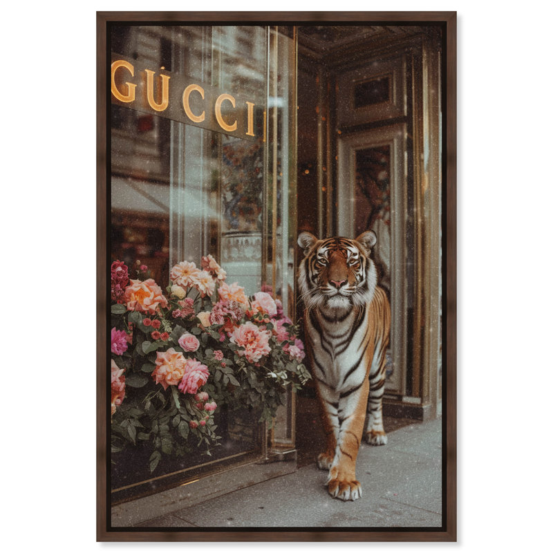 «Tiger at the Store», designer de mode sur toile par Art Remedy, Cadre noir, H 55 po x l 37 po