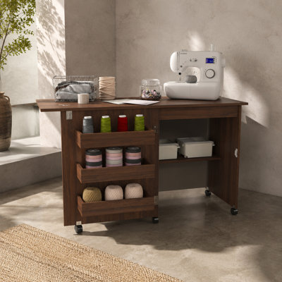Table de couture pliante multifonctionnelle en noyer sur roulettes verrouillables - poste de travail 4-en-1, bureau d'ordinateur, table de bout et rangement de cuisine avec tablettes