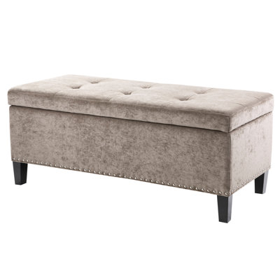 Banc de rangement confortable avec un espace intérieur supplémentaire et une structure stable en bouleau