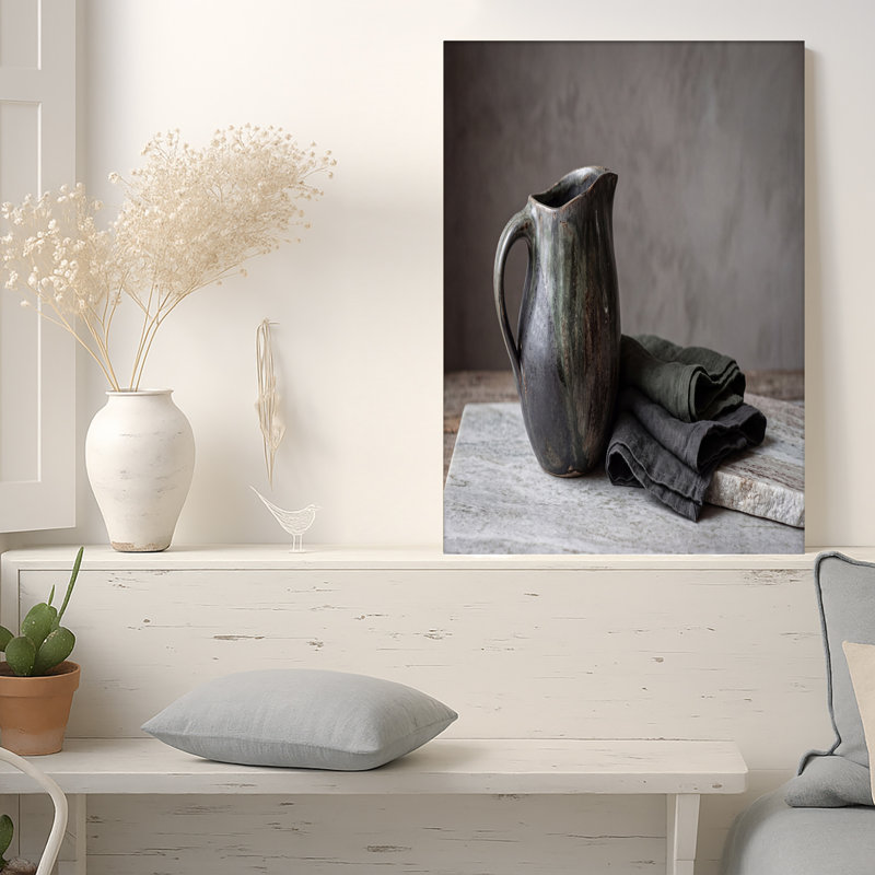 Toile foncée et cruche glacée foncée et toile de lin pliée, 24"H x 36"W