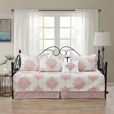 Polyester Damask Quilt with Pillow Shams Included