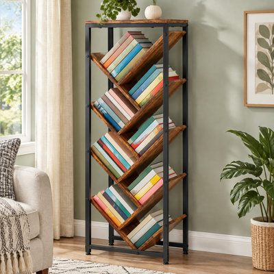 Une tablette supérieure et 9 niveaux de rangement en forme d'arbre apportent une organisation verticale à cette bibliothèque d'angle autoportante brune pour les petits salons ou les petites chambres.