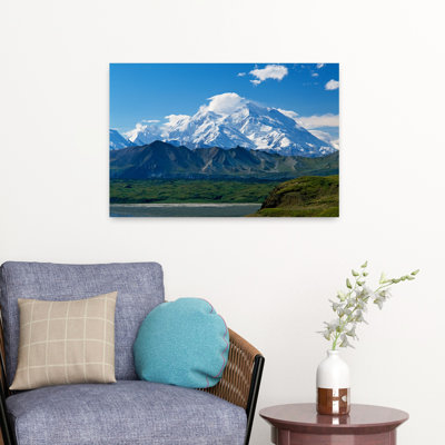 Couvert de neige, mont Mckinley, ciel bleu, parc national Denali, Alaska, États-Unis Paysage de montagne contemporain abstrait et tranquille