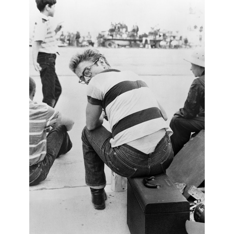 James Dean assis au rassemblement automobile - photographie, Sans cadre, L 8 po x H 10 po