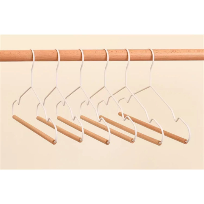 Cintre standard Onassis en métal antidérapant pour robe / chandail / chandail, 10