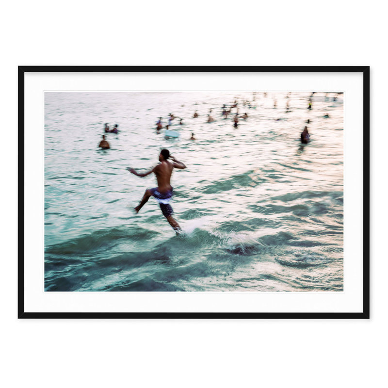 «Last Swim» - Photographie encadrée sur papier, H 28,5 po x l 40 po, Cadre noir