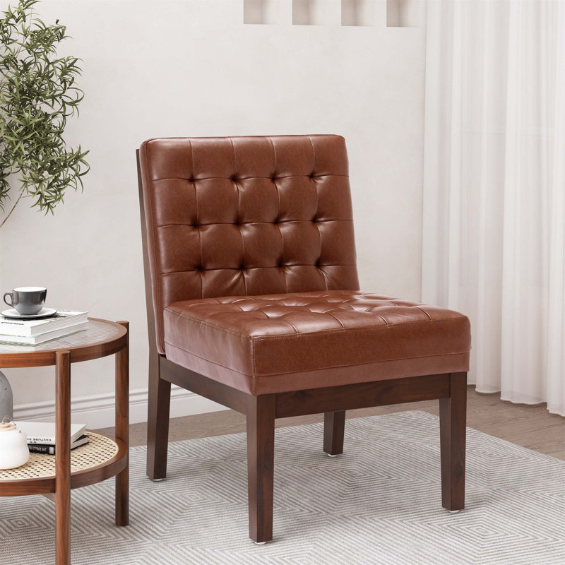 Chaise d'appoint contemporaine capitonnée avec surpiqûres gaufrées et revêtement lisse pour une décoration intérieure élégante
