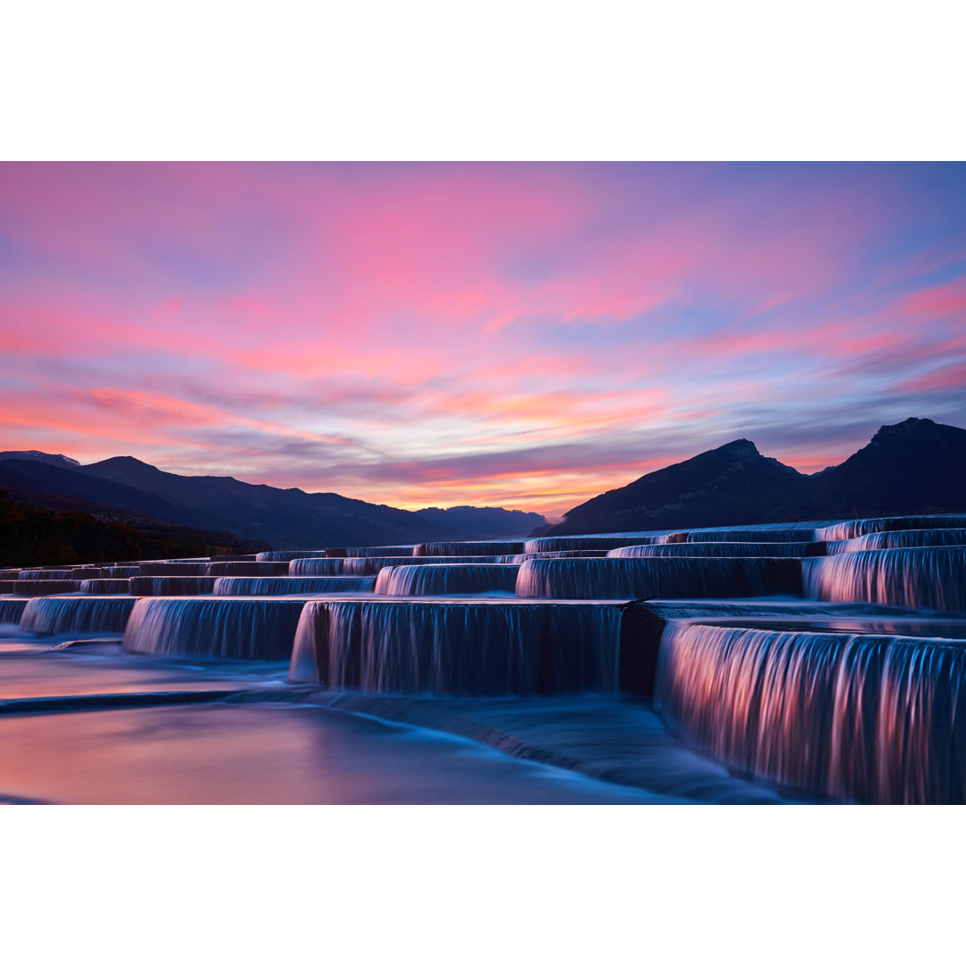 Gestufte Wasserfallgruppe bei Sonnenaufgang von Zorazhuang - Ohne Rahmen auf Leinwand