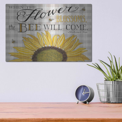 «When The Flower Blossoms» par Deb Strain