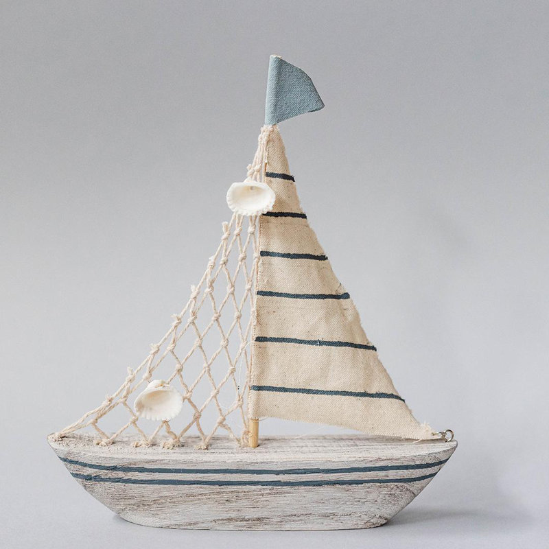 Figurine de voilier en bois