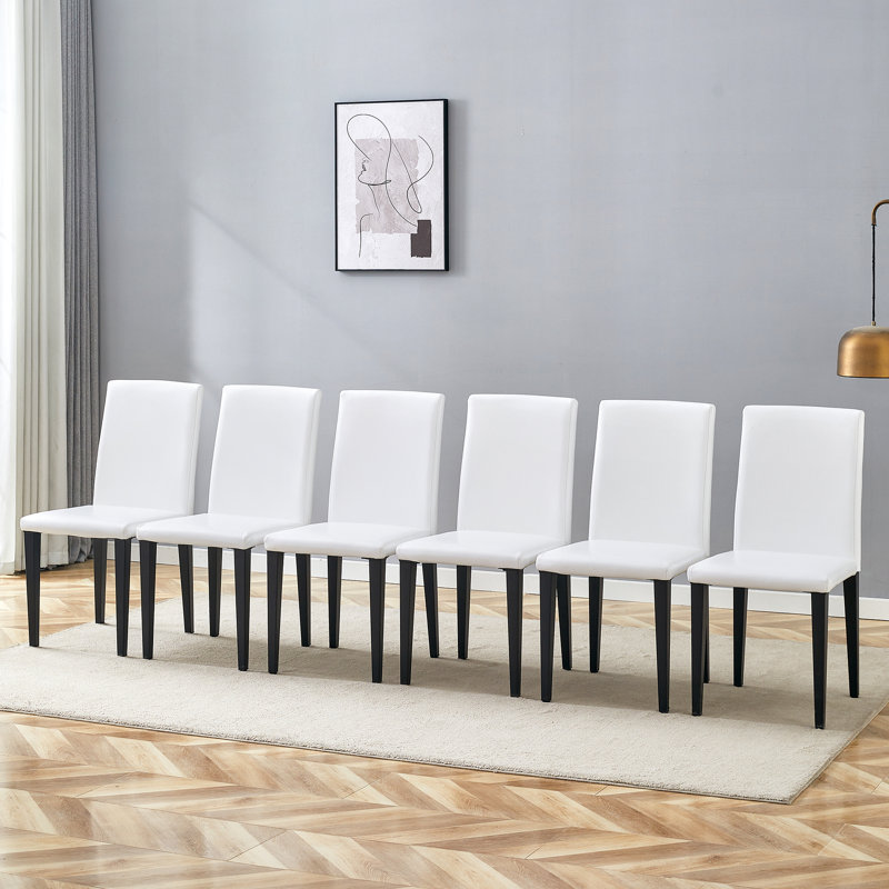 Chaises de salle à manger en polyuréthane blanc: hauteur de 35,4 po, dossier ergonomique de 18,5 po, siège en éponge de 17 po x 16 po, parfait pour la salle à manger, le bureau personnel et l'espace de vie, élégant et confortable. Pieds en métal noir.