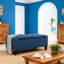 Banc de rangement avec repose-pieds en lin et capitonnage bleu foncé pour le salon