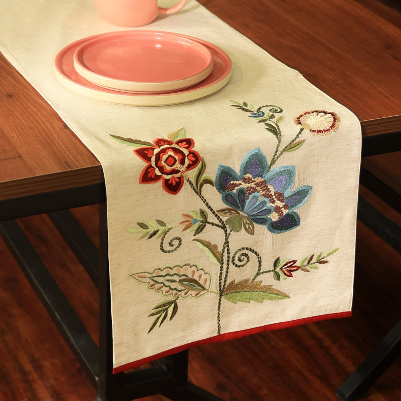 Chemin de table brodé Blue Flower