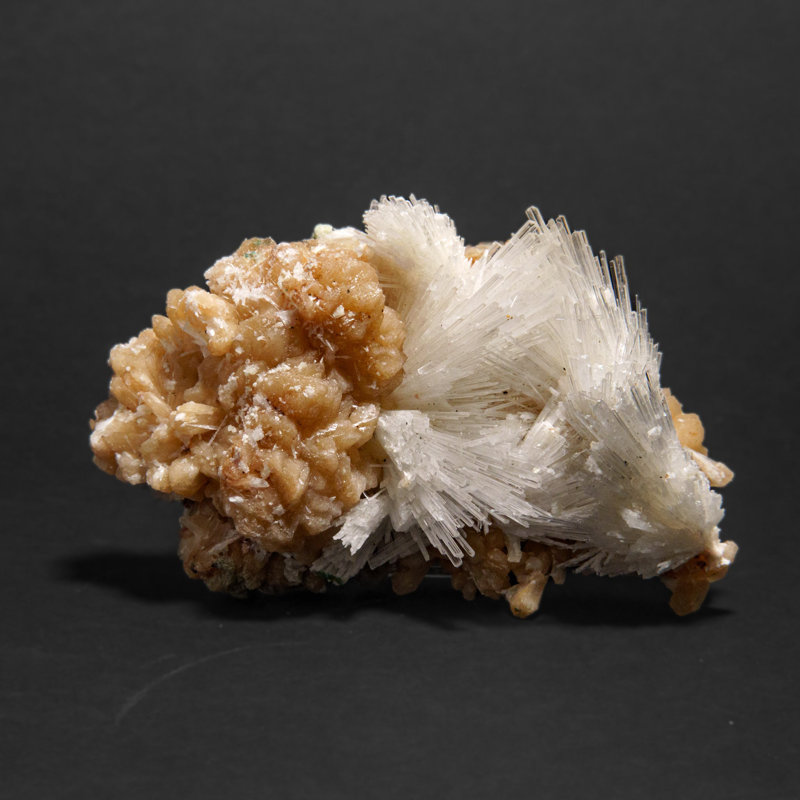 Scolécite avec stilbite du quartier de Nasik, Maharashtra, Inde (1,35 lb)