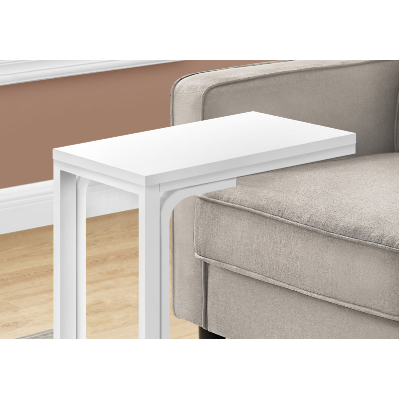 Élégante table de bout en forme de C avec un design peu encombrant
