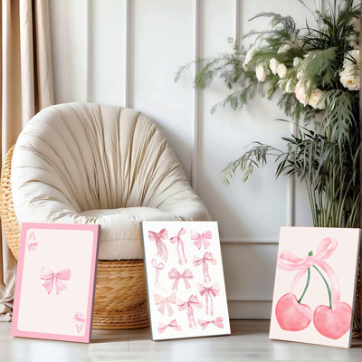 Ensemble de 3 affiches encadrées, motif nœud rose et cerise, imprimées sur toile de style aquarelle. Décoration murale moderne et minimaliste, de style pastel, idéale pour une chambre de fille, une chambre d'enfant ou un salon. Parfait pour une chambre d'ado.