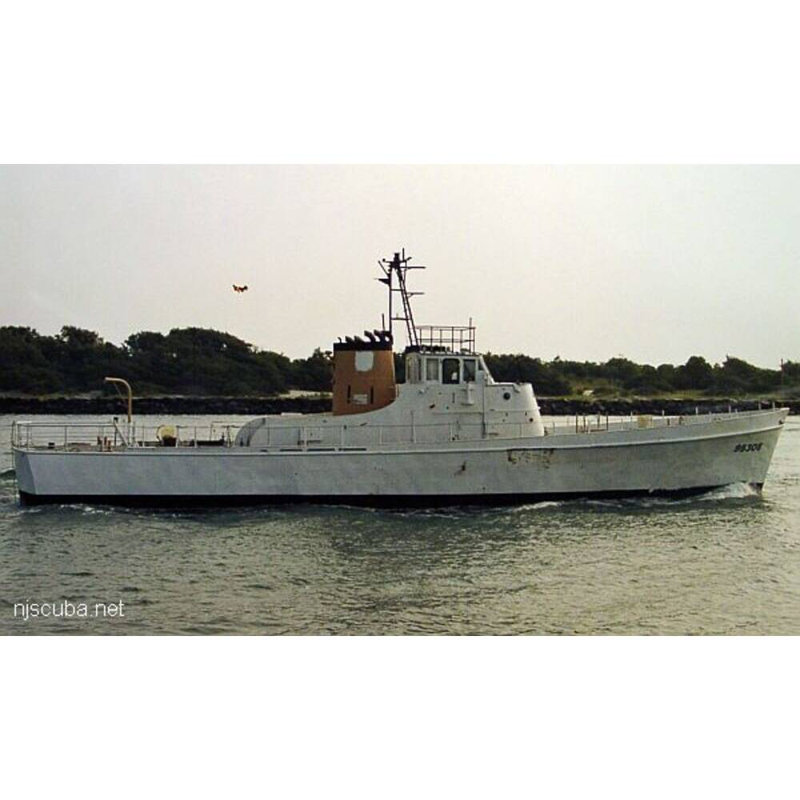Maquette de navire USCGC Cape Strait (WB-95308), H 10 po x l 30 po x P 5 po