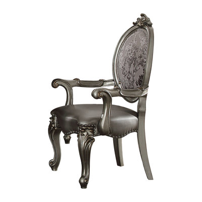 Fauteuil argent et platine antique avec garniture cloutée