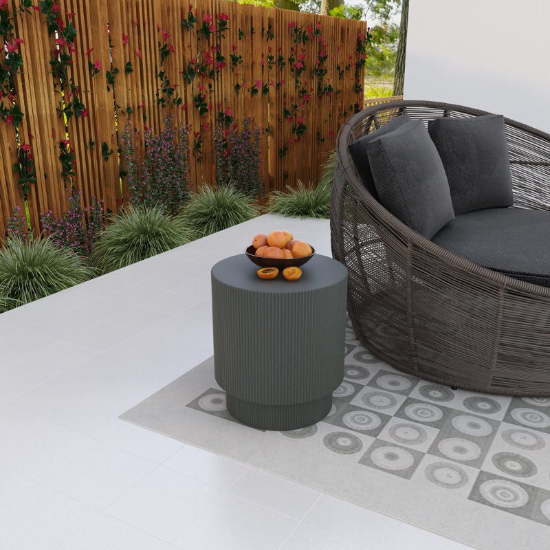 Table d'appoint ronde en fibre de polyester 14 po Biddlesden, Gris