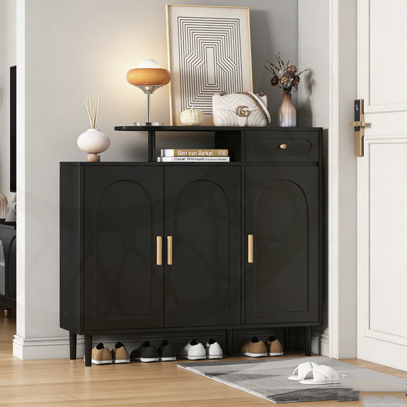 Élégante armoire à chaussures avec portes arquées, tablettes réglables et rangement spacieux pour le vestibule ou l'organisation du salon.