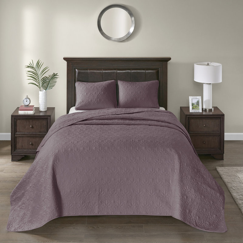Couvre-lit réversible violet pour lit Queen - Le matelassage apporte texture et style. Coton prélavé pour un confort optimal. Grande taille pour un drapé parfait sur le matelas. Comprend deux taies d'oreiller. Lavable à la machine. Taille A. Une touche tendance.
