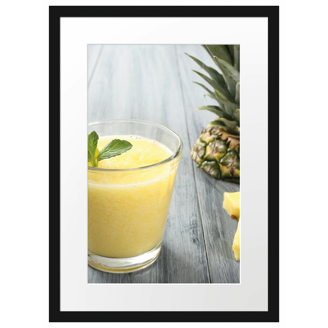 Gerahmtes Poster Ananas Cocktail auf Holztisch