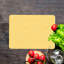 Planche de service moderne en verre jaune avec un design minimaliste, idéale pour le fromage et le service personnalisé-114446801