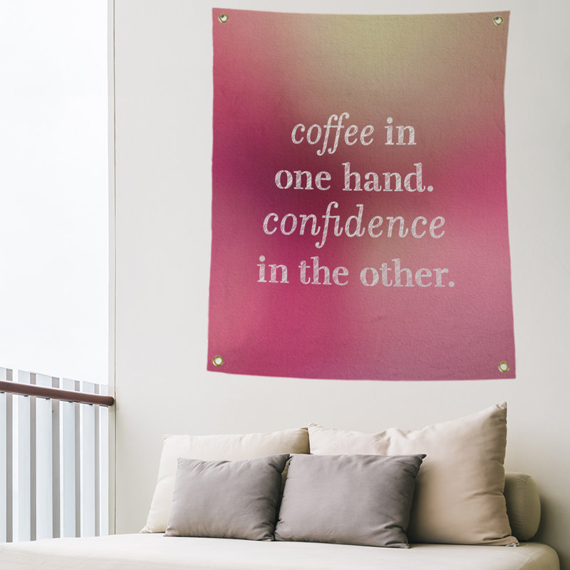 Tapisserie de polyester à citation de café et de confiance en polyester, H 80 po x l 59 po, Lueur rose