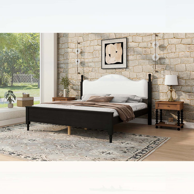 Lit plateforme très grand en bois avec tête de lit tapissier, confortable et élégant pour les chambres à coucher modernes