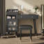 Coiffeuse moderne en noir avec tiroirs, armoire, station de charge et tabouret de bureau carré, porte d'armoire en verre avec orifices de maquillage, siège ergonomique confortable, rangement-1029460887