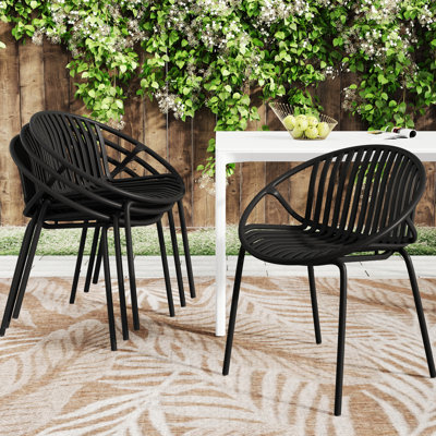 Chaises de patio empilables 2, noires. Conception respirante. Pieds en métal + plastique. Style moderne et simple. Ergonomique, capacité de 300 lb. 24,79 po x 23,12 po x 31,04 po. Assemblage requis, 2 chaises.