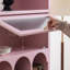 Bibliothèque arquée rose avec rangement