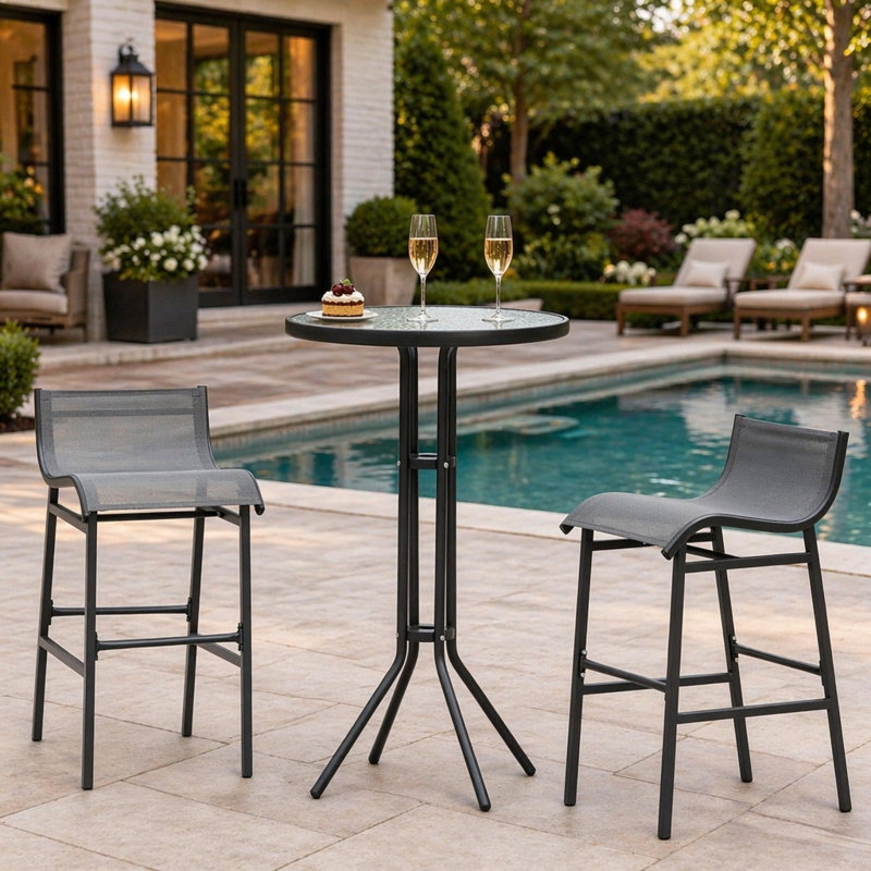 Ensemble bistro moderne avec table en verre trempé et chaises en filet, parfait pour une utilisation extérieure et intérieure, durable et élégant