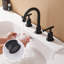 Robinet de lavabo de salle de bain 7,67 "traditionnel, bec pivotant à 3 trous et 2 poignées avec ensemble de bonde-128879777
