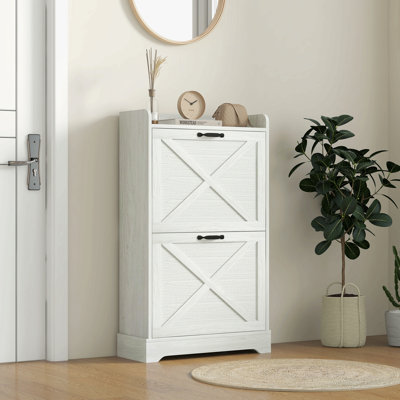 Armoire à chaussures Slim Farmhouse avec tablettes réglables et ventilation, parfaite pour les petits espaces et les décors rustiques.