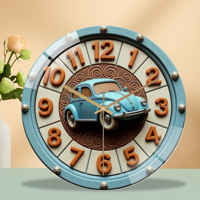 Horloge murale rivetée bleu clair rétro avec décor de voiture classique, élégants chiffres oranges plats, mouvement à quartz silencieux et façade en verre trempé. Style rétro, décoration murale idéale pour les garages, les ateliers et les salons rétro.