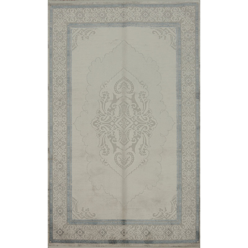 Tapis sophistiqué avec des éléments de conception traditionnelle