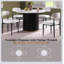 Table de salle à manger ronde en faux marbre avec piètement en métal ondulé pour des réceptions élégantes dans la cuisine et la salle à manger.