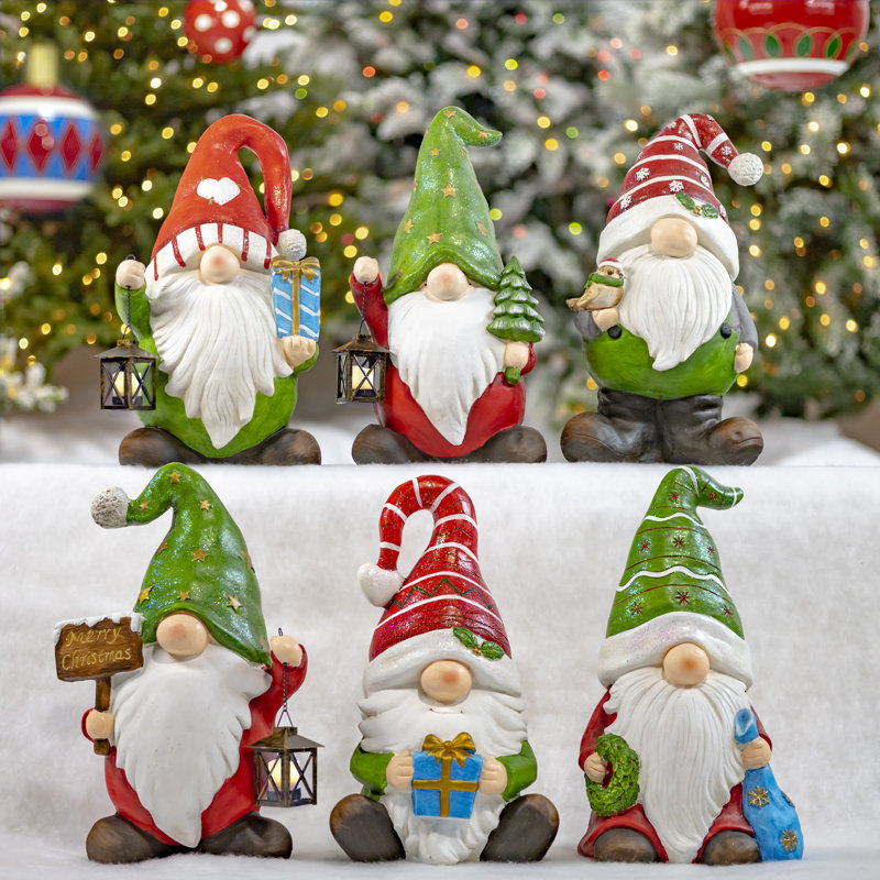 Gnome de jardin de Noël tenant une pancarte en bois avec un chapeau vert «The Goodfellows»
