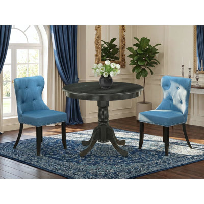 L'ensemble de salle à manger 3 pièces comprend une table de cuisine ronde avec piédestal et 2 chaises de salle à manger Parson en tissu bleu, 36 x 36 po, noir brossé