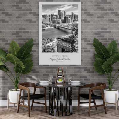 Gros plan sur la silhouette de Pittsburgh et le funiculaire de Duquesne : une œuvre d'art murale abstraite et contemporaine représentant une architecture urbaine.