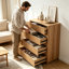 Commode verticale moderne en chêne clair à 4 tiroirs, style ferme, avec moulures rustiques en bois cannelé, meuble de rangement autoportant pour chambre à coucher, idéal pour organiser les vêtements.