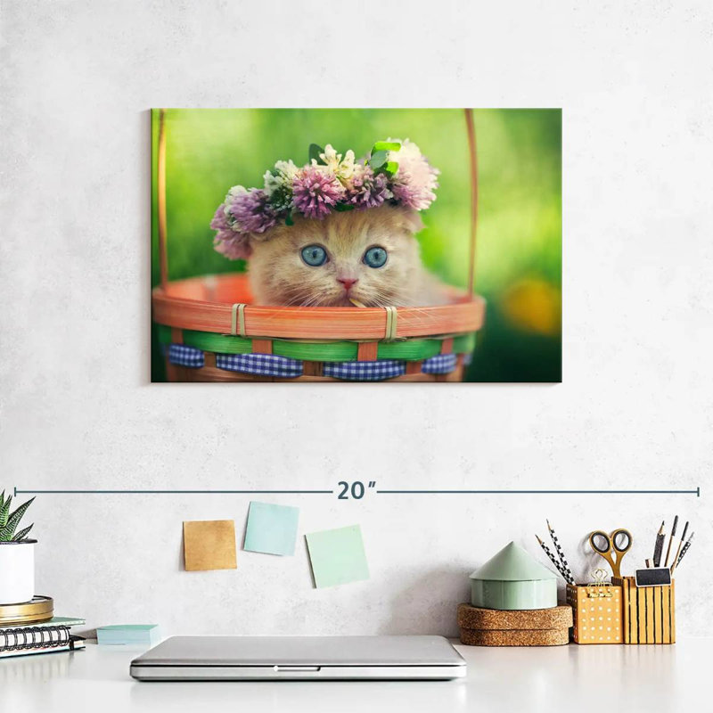 Brampt Garland Cat, 8" H x 12" W