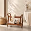 Banc de douche en teck de 66 cm de large avec porte-serviettes intégré, tabouret de douche et chaise de douche en teck avec tablette de rangement et pieds antidérapants réglables.