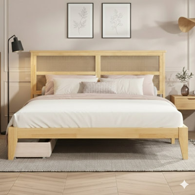 Très grand lit avec une tête de lit en rotin et deux tiroirs de rangement. Fabriqué en bois d'hévéa avec lattes et pieds de soutien améliorés. Finition en chêne blanc.
