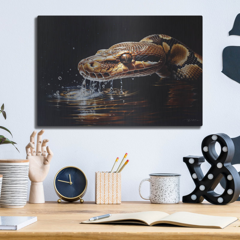 Art mural en métal Python réticulé dans l'eau en embuscade 2 'par Momart, H 12 po x l 16 po
