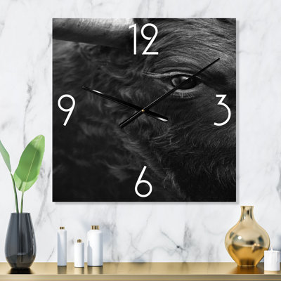 Détail de l'œil d'un taureau - horloge murale de ferme