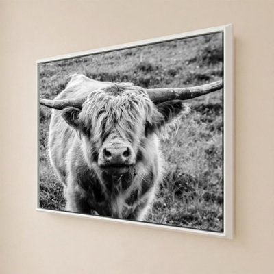 «Highland Cow Staring Contest» par Nathan Larson - impression sur toile