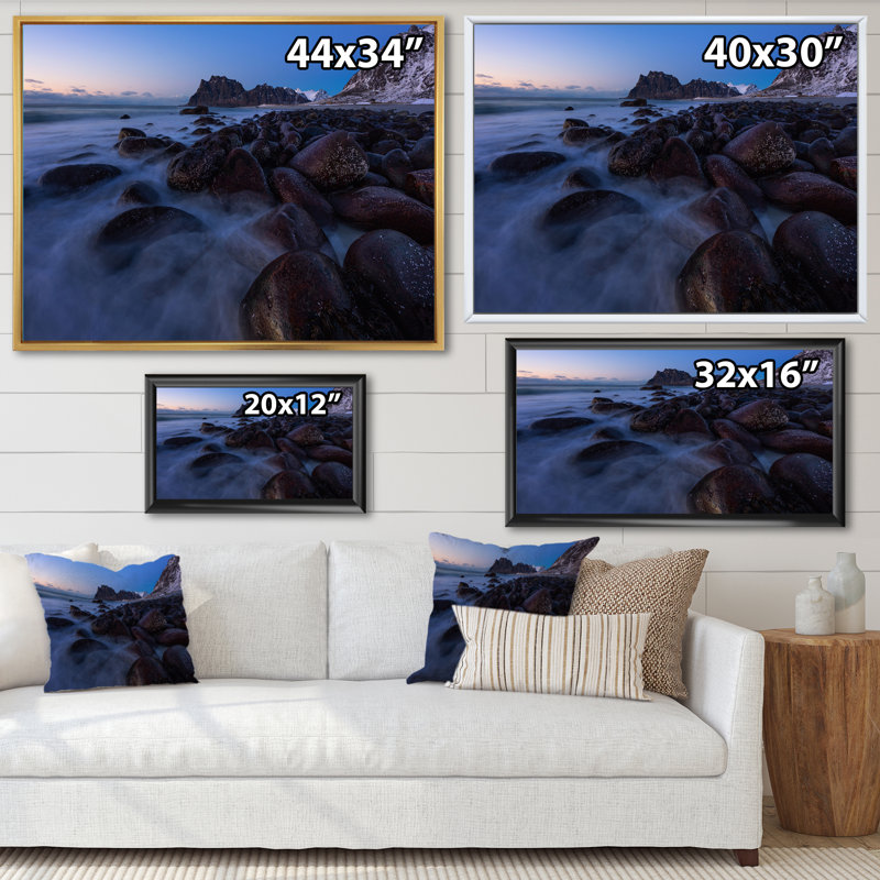 Coucher de soleil sur une plage scandinave - peinture sur toile, H 34 po x l 44 po, Toile à cadre flottant noir